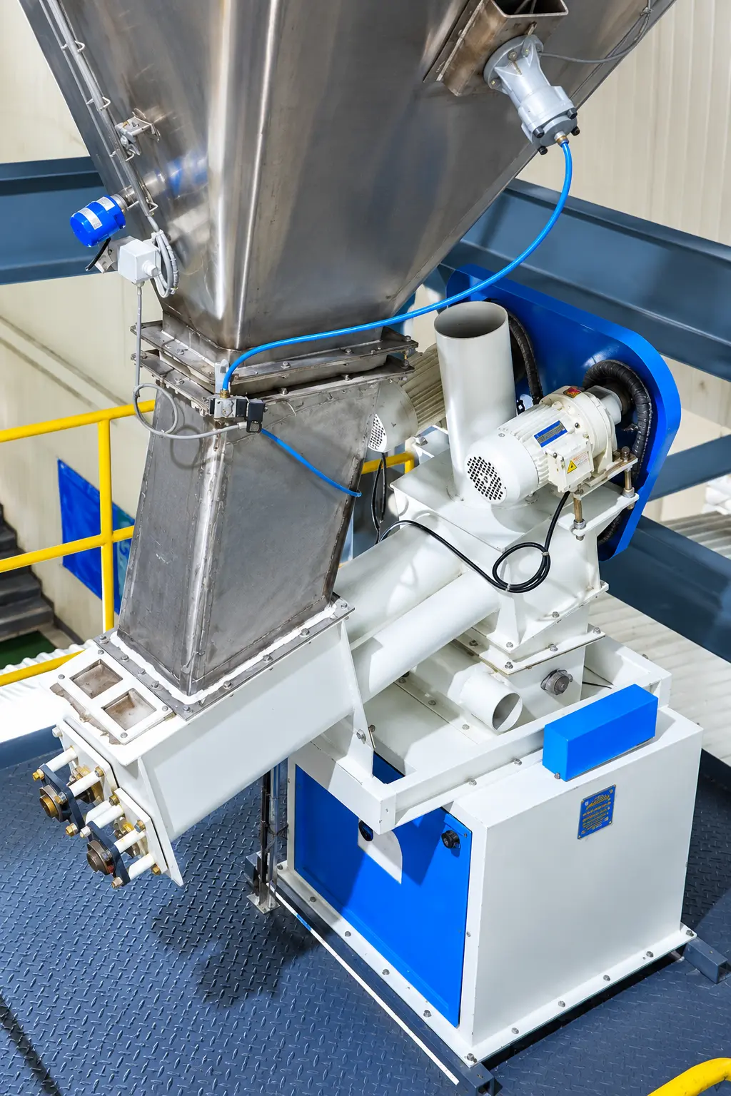Stainless-steel pellet mill conditioning tower on the Quarit extrusion line